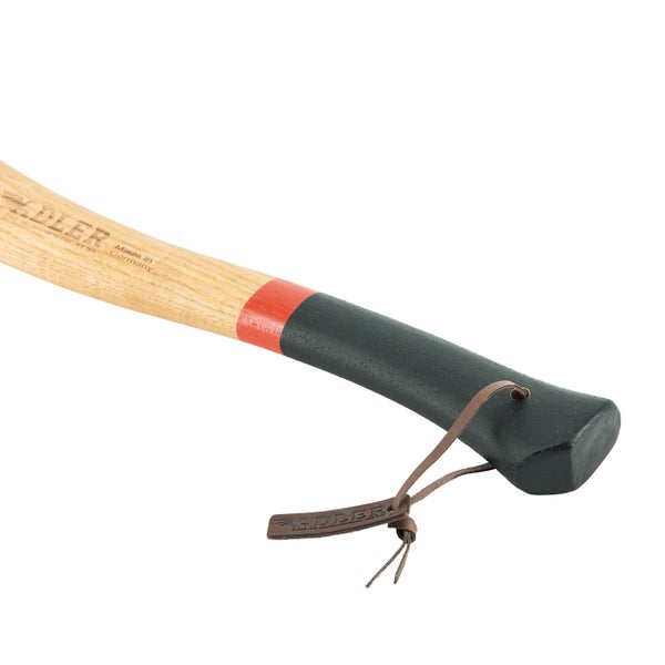 Axtstiel aus Holz mit rutschfestem Griff und Lederband von Adler Forstwerkzeuge
