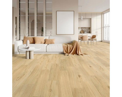 Heller Wohnraum mit Holzboden, Sofa und Essecke