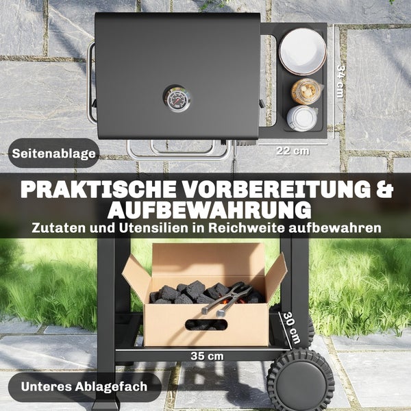 Holzkohlegrill-Wagen mit offenem Deckel, Grillgut auf dem Rost, Warmhalterost, Seitenablage und Kiste Holzkohle im unteren Fach.