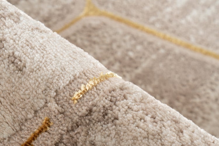 Detailansicht eines Teppichs mit weicher Textur und geometrischen Linienmustern.