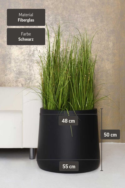 Schwarzer Pflanzkübel aus Fiberglas mit 50 Zentimeter Höhe, 55 Zentimeter Breite unten und 48 Zentimeter Breite oben, bepflanzt mit Gras.