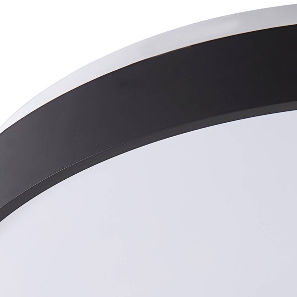 Detailansicht einer runden LED Deckenleuchte mit schwarzem Rahmen und weißem Diffusor.