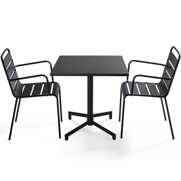 Schwarzes Bistro-Set aus Metall bestehend aus einem quadratischen Tisch und zwei Stühlen mit Armlehnen und Latten-Design.