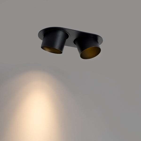 Zweiflammiger Deckenstrahler in Schwarz mit goldener Innenseite, moderner Aufbaustrahler aus Metall.