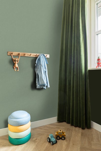 Kinderzimmer mit Gardine, Holzgarderobe, Wanddeko, Sitzkissen und Spielzeug