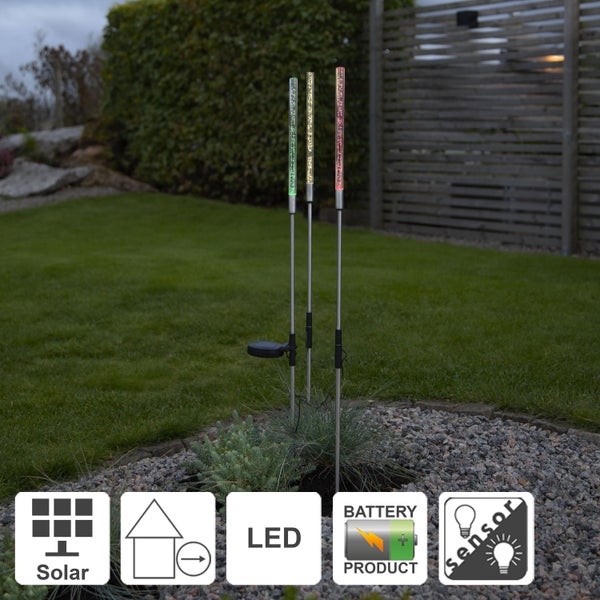 Gartenansicht mit drei Solar LED Erdspießleuchten