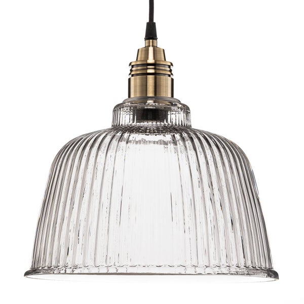 Pendelleuchte mit geriffeltem Glasschirm und Fassung in Messing-Optik.