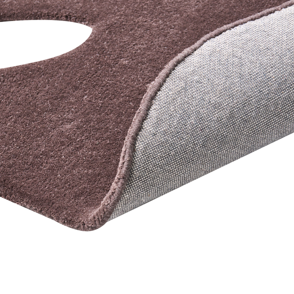 Braune Badematte mit Ausschnitt für Stand-Toilette, weiche Oberfläche aus Textil mit rutschhemmender Rückseite.