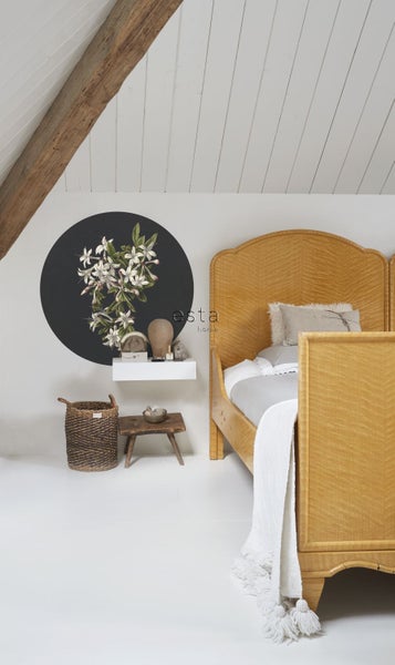 Schlafzimmer mit Bett, Wandbild und dekorativen Elementen unter Dachschräge