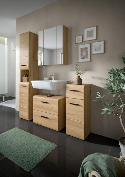 Badezimmer-Möbelset in Holzoptik mit Waschtisch, Spiegelschrank, Hochschrank und Unterschrank vor einer beige Wand auf dunklem Fliesenboden.