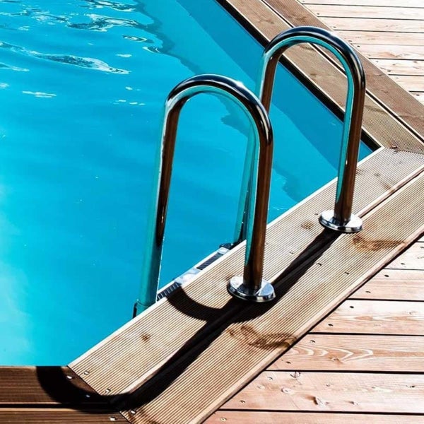Schwimmbad mit Poolleiter und Holzdeck