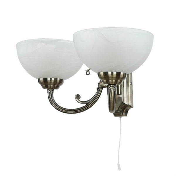 Wandleuchte mit zwei Lampenschirmen aus Glas