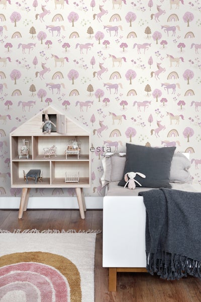 Zimmer mit Einhornmuster-Tapete, Spielzeug und Puppenhaus