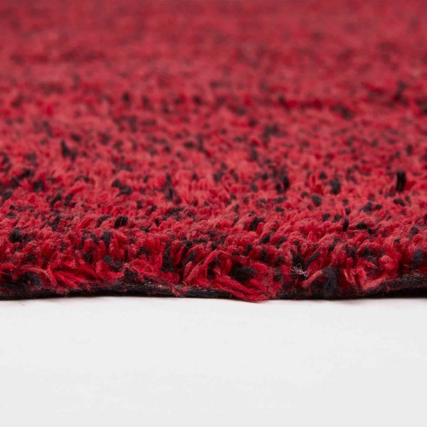 Nahaufnahme eines roten Teppichs mit Noppenstruktur