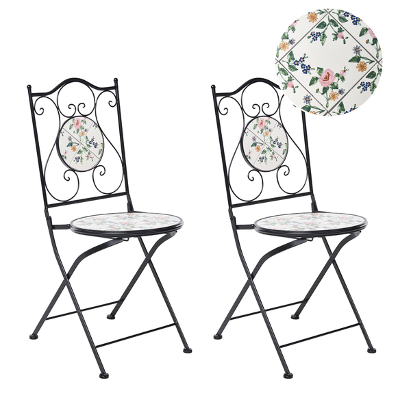 Zwei klappbare Gartenstühle aus schwarzem Metall mit floralem Mosaik-Muster auf Sitzfläche und Rückenlehne.