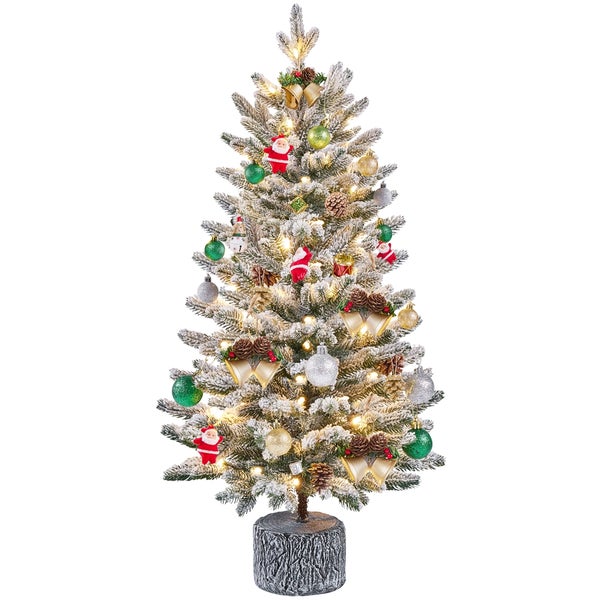 Geschmückter Weihnachtsbaum mit Kugeln, Tannenzapfen und Lichtern auf einem grauen Ständer