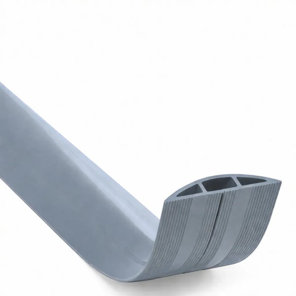 Flexibler Boden-Kabelkanal in Grau mit drei Kammern und gerippter Unterseite.