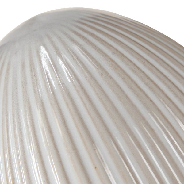 Detailaufnahme einer gerippten Keramikoberfläche