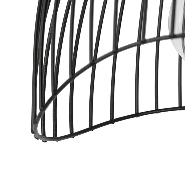 Detailansicht einer Pendelleuchte mit schwarzem Metallkäfig