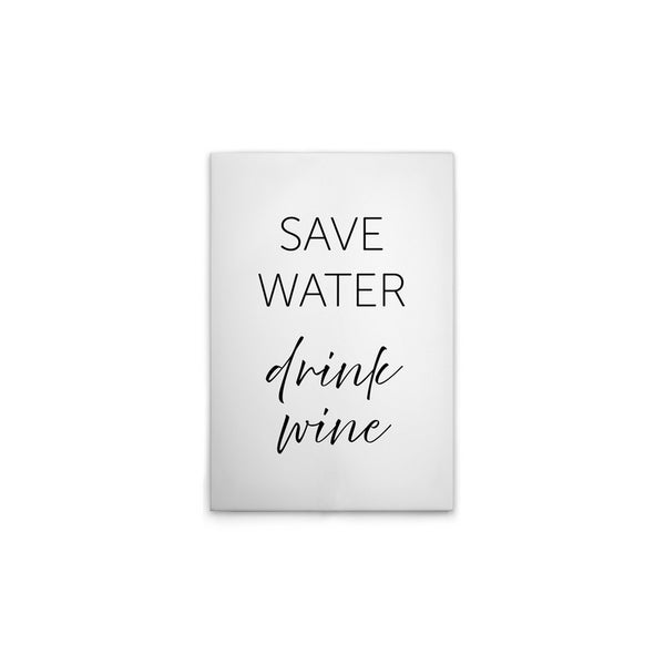 Dekoratives Schild mit dem Schriftzug Save Water Drink Wine