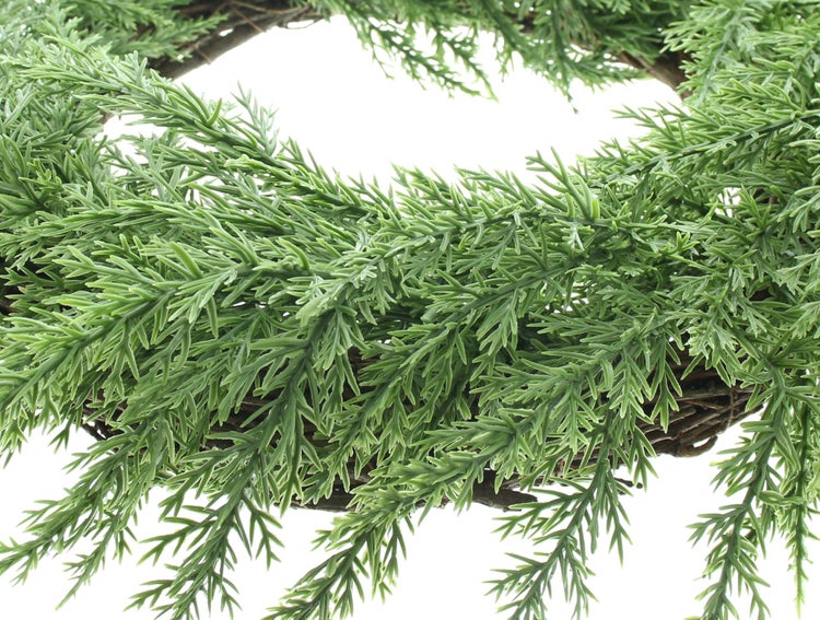 Künstlicher Tannenkranz mit naturgetreuen Nadelzweigen auf einem Weidenkranz Untergrund