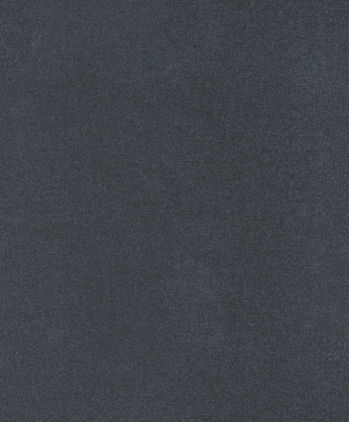 Dekoratives Zimmer mit nautischer Tapete, Schreibtisch und Bücherregal für eine helle und organisierte Atmosphäre.