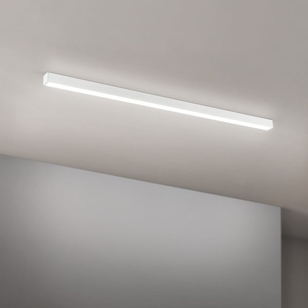 Moderne schmale LED Deckenleuchte in linearer Form zur Deckenmontage