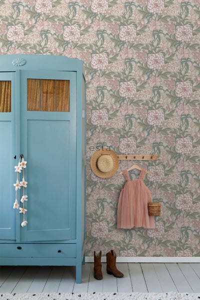 Dekorative Tapete mit Blumenmuster in einem Kinderzimmer mit Kleiderschrank, Hut, Kleid und Stiefeln.