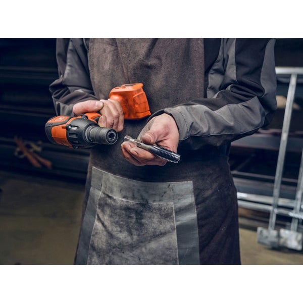 Mann hält einen Gewindebohrer und einen Akku-Schlagschrauber