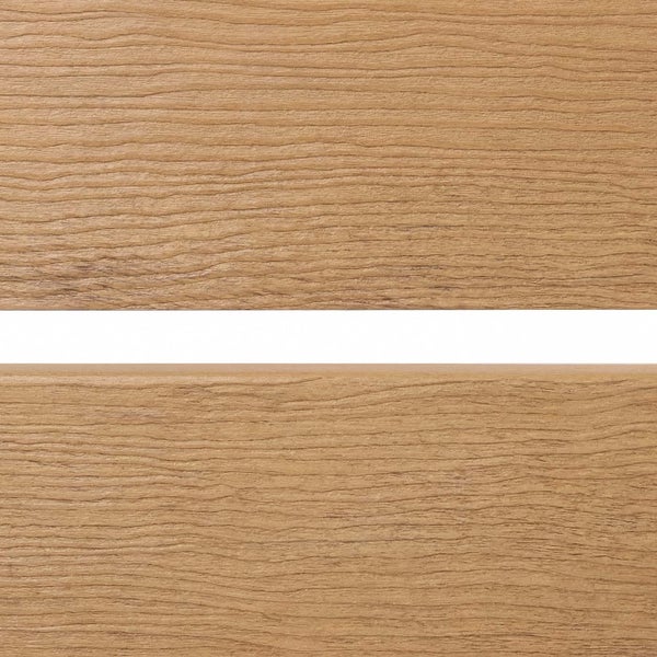 Nahaufnahme von hellbraunen Terrassendielen aus Holz-Kunststoff-Verbundwerkstoff mit geprägter Holzmaserung.