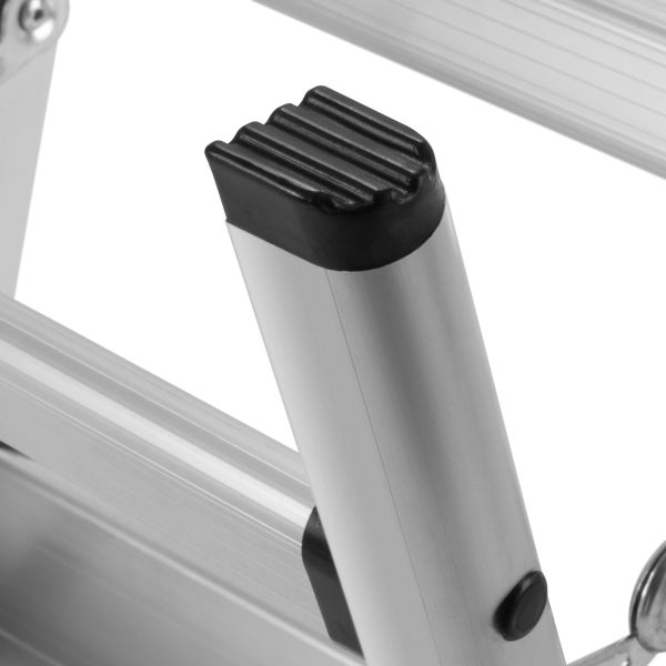 Detailansicht eines Leiterfußes mit einer schwarzen, rutschhemmenden Gummikappe auf einem Aluminiumprofil.