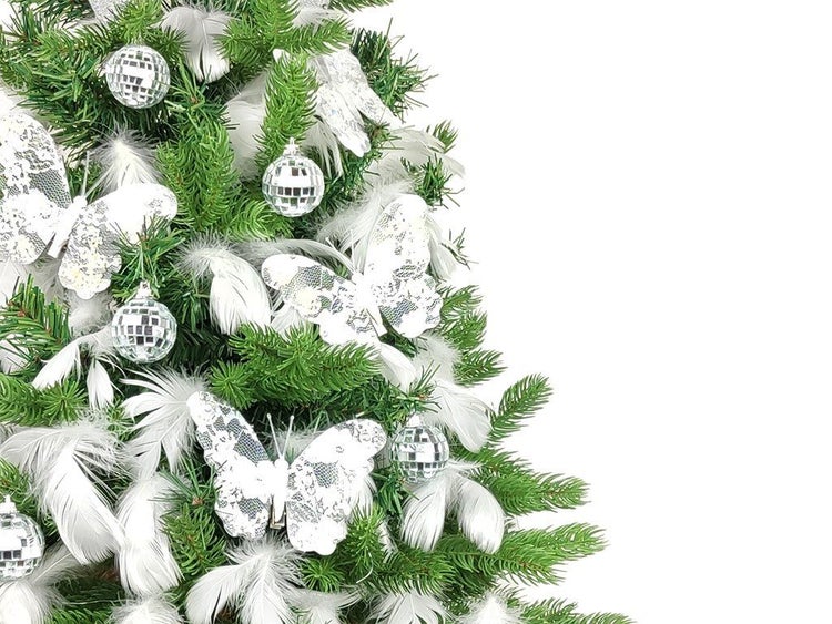 Weihnachtsbaum geschmückt mit glitzernden Schmetterlingen, kleinen Discokugeln und feinen Federn als festliche Weihnachtsdekoration.