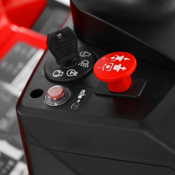 Detailansicht der Bedienelemente eines Aufsitzmähers mit Zündschlüssel und rotem Not-Aus-Knopf