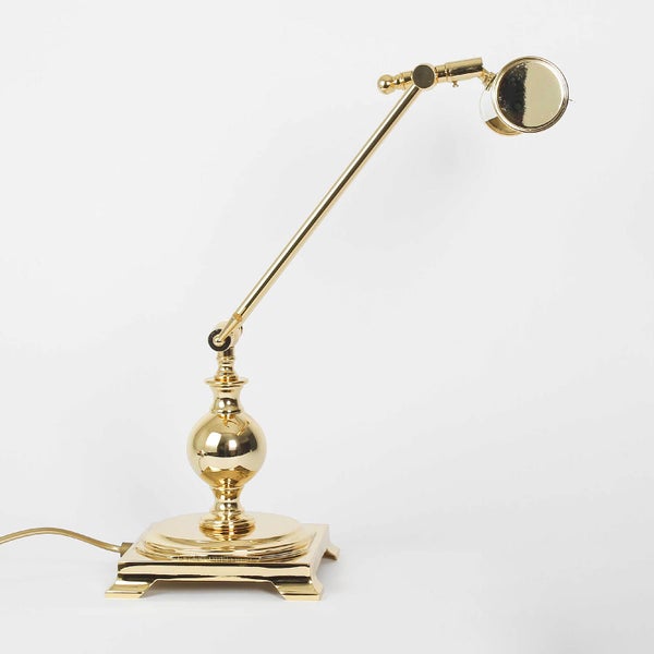 Goldfarbene Schreibtischleuchte mit verstellbarem Arm