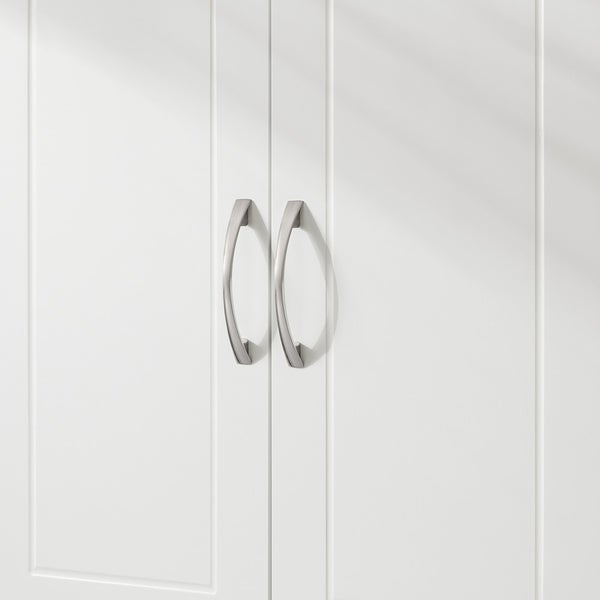 Schranktüren mit Griffen aus Metall