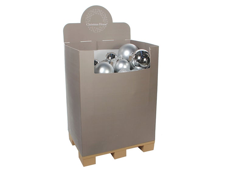 Frau sprüht Blattdünger auf Zimmerpflanze