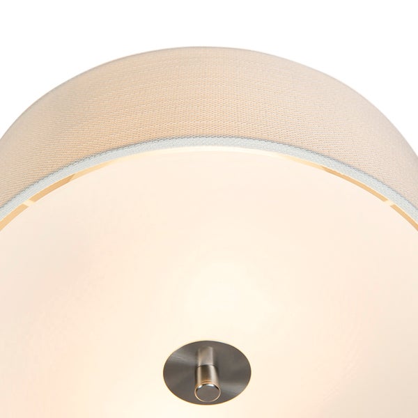 Nahaufnahme eines halbkugelförmigen Lampenschirms aus Stoff mit einer zentralen Metallhalterung, von unten gesehen.