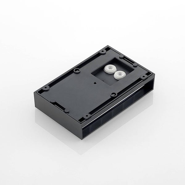 Rechteckige schwarze Wandhalterung aus Kunststoff mit zwei weißen Kabeldurchführungen.