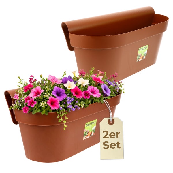 Zweiteiliges Balkonkasten-Set aus braunem Kunststoff zum Aufhängen am Geländer, ein Kasten ist mit bunten Blumen bepflanzt.