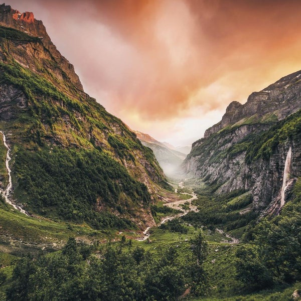 Tal mit Bergen, Bäumen und Wasserfällen