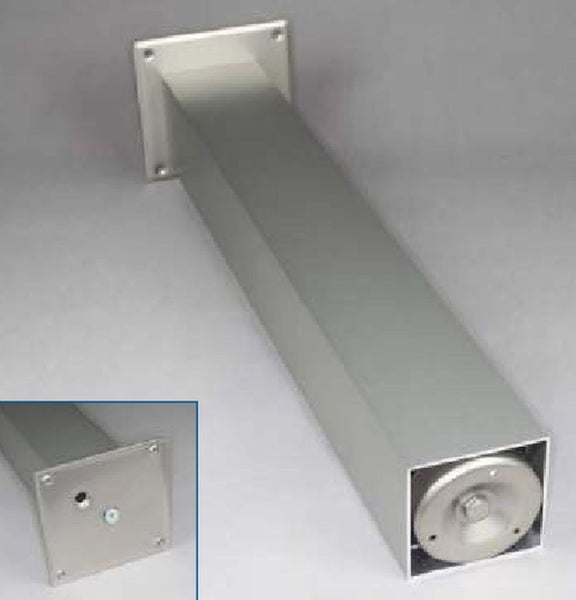 Quadratischer Möbelfuß aus Metall mit Montageplatte und verstellbarem Gleiter.