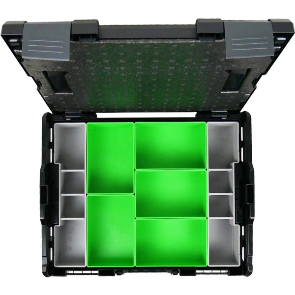 Helles Schlafzimmer mit Bett, Kissen und dekorativen Elementen auf einem Nachttisch