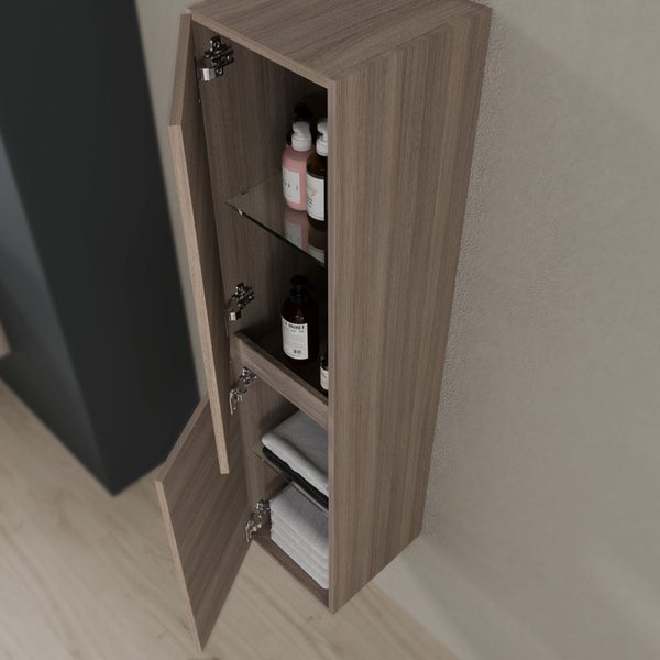 Hochformatiger Badezimmerschrank mit Regalen und Handtüchern