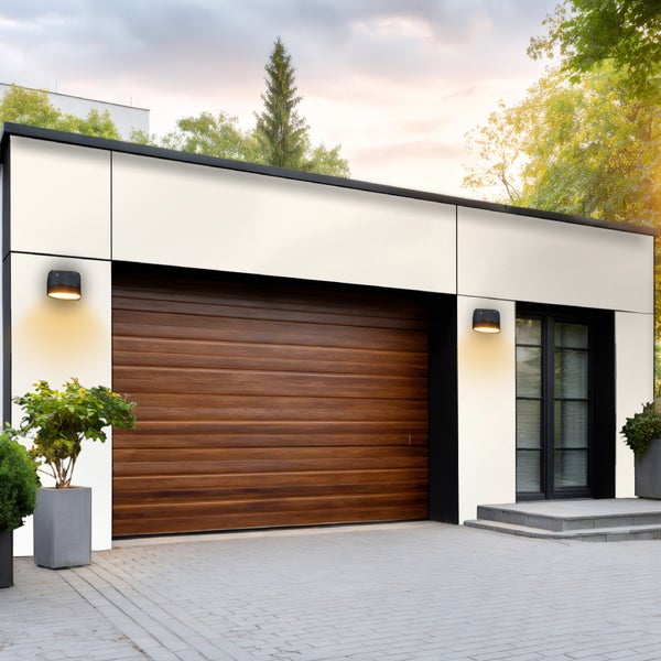 Modernes Garagengebäude mit Holztor und Außenbeleuchtung