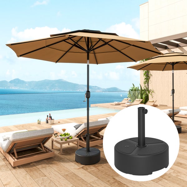 Befüllbarer, runder Sonnenschirmständer auf einer Holzterrasse am Pool mit Meerblick und Sonnenliegen.