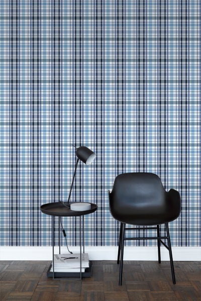 Raum mit blau karierter Tapete, Stuhl und Tischleuchte