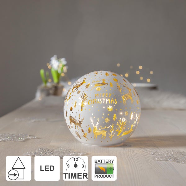 Dekorative Schneehütte mit Teddybärenfigur als Weihnachtsdekoration