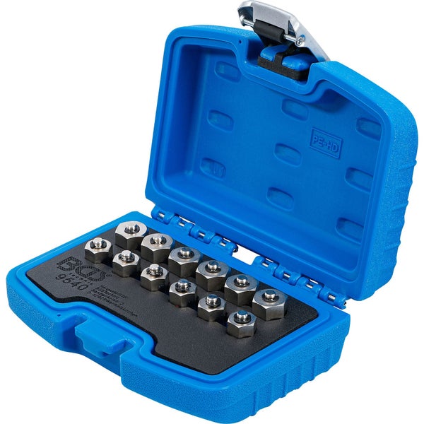 Offener blauer Koffer mit einem Satz Schraubenmuttern