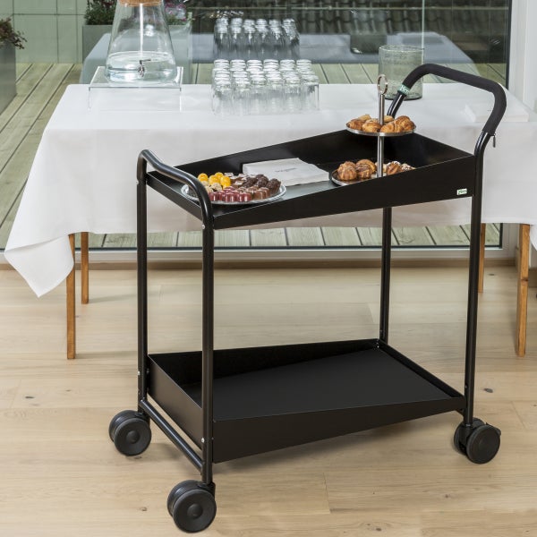 Servierwagen mit zwei Ebenen und Rollen, beladen mit Speisen vor einem Tisch mit Getränken
