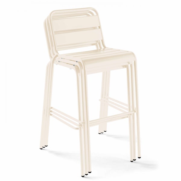 Stapelbare Barstühle aus Metall mit Rückenlehne und Sitzfläche in Lattenoptik in Beige.